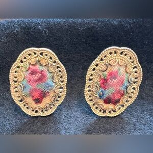 Vintage Gold Tone Needlepoint Print Screw On Earrings. VGUC